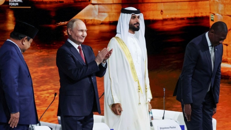 (左起)印尼总统普拉博沃、俄罗斯总统普京、巴林皇家卫队司令阿勒哈利法和南非副总统马沙蒂莱出席圣彼得堡国际经济论坛全体会议。 (左起)印尼总统普拉博沃、俄罗斯总统普京、巴林皇家卫队司令阿勒哈利法和南非副总统马沙蒂莱出席圣彼得堡国际经济论坛全体会议。