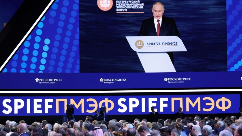 普京于圣彼得堡国际经济论坛全体会议出现在萤幕上。 普京于圣彼得堡国际经济论坛全体会议出现在萤幕上。