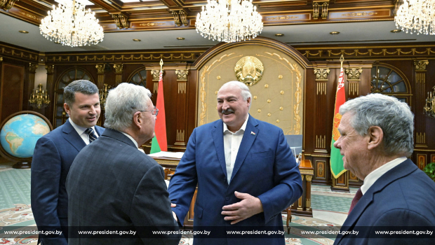 2025年6月21日,白俄罗斯总统卢卡申科会晤美国特别特使凯洛格(Keith Kellogg)时握手。 2025年6月21日,白俄罗斯总统卢卡申科会晤美国特别特使凯洛格(Keith Kellogg)时握手。