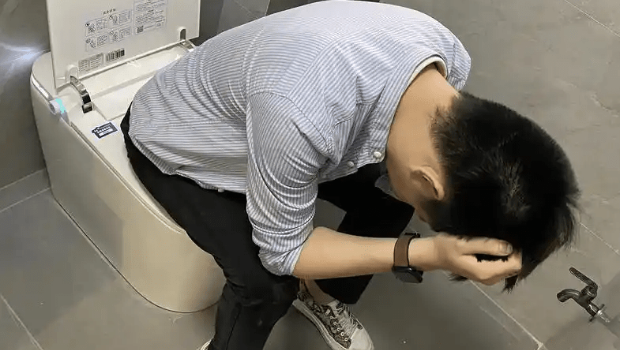 长期蹲坑看手机危害真挺多。 长期蹲坑看手机危害真挺多。