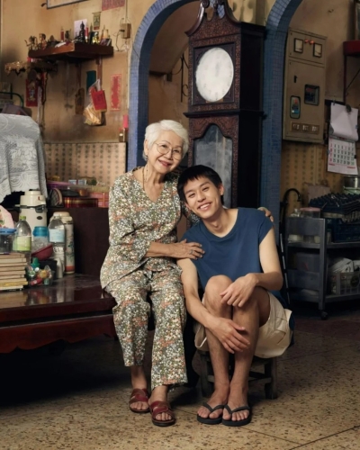 内地许多就业受挫的年轻人转当“全职乖孙”。《姥姥的外孙》剧照 内地许多就业受挫的年轻人转当“全职乖孙”。《姥姥的外孙》剧照