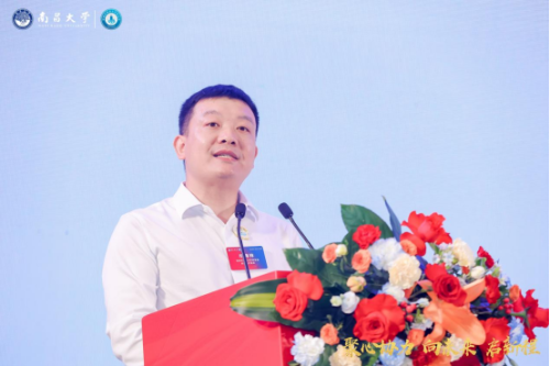 遨游通讯创始人、南昌大学深圳校友会执行会长印海林致辞。 遨游通讯创始人、南昌大学深圳校友会执行会长印海林致辞。