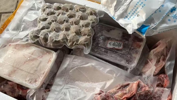 市民陈先生早前向深圳牛肉档订购新鲜牛肉,收货时发现牛肉入袋抽真空,并附有冰袋。 市民陈先生早前向深圳牛肉档订购新鲜牛肉,收货时发现牛肉入袋抽真空,并附有冰袋。