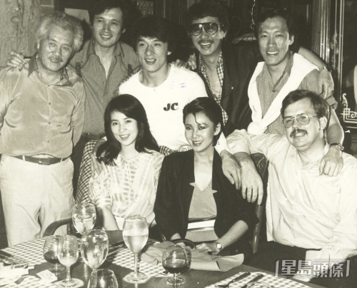 陈欣健(后排右)在70年代已经加入影坛。 陈欣健(后排右)在70年代已经加入影坛。