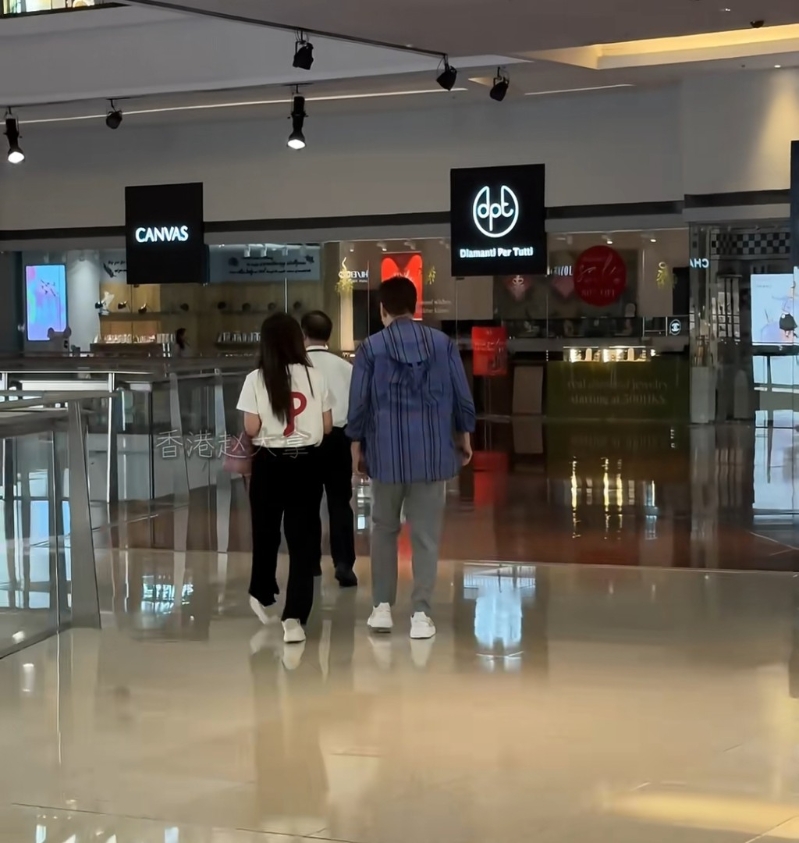 陈欣健在又一城被网民巧遇,身边出现一个长发索女。 陈欣健在又一城被网民巧遇,身边出现一个长发索女。