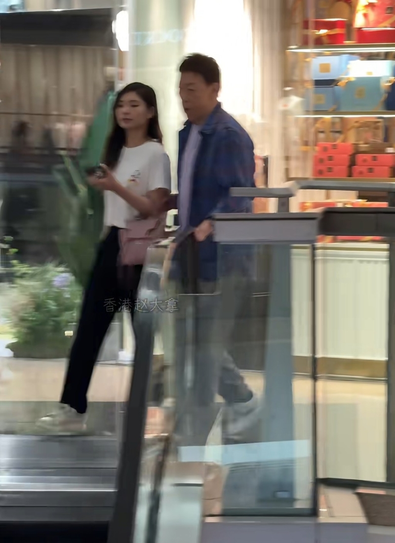 陈欣健在又一城被网民巧遇,身边出现一个长发索女 陈欣健在又一城被网民巧遇,身边出现一个长发索女