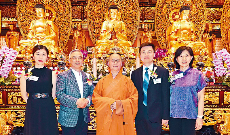 左起:星岛新闻集团广告及业务发展执行副总经理苏美芳、宝莲禅寺执行委员会成员李演政、宝莲禅寺方丈净因大和尚、中央政府驻港联络办协调部宗教处副处长任蓓、香港园艺学会会长徐荷芬在开幕礼上大合照。 左起:星岛新闻集团广告及业务发展执行副总经理苏美芳、宝莲禅寺执行委员会成员李演政、宝莲禅寺方丈净因大和尚、中央政府驻港联络办协调部宗教处副处长任蓓、香港园艺学会会长徐荷芬在开幕礼上大合照。