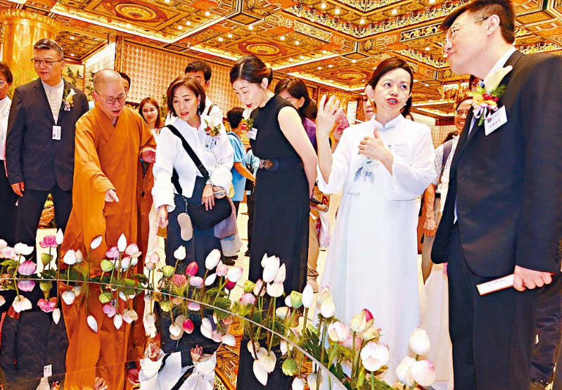 宝莲禅寺方丈净因大和尚(前左二)与星岛新闻集团广告及业务发展执行副总经理苏美芳(前右二)及嘉宾观赏荷花。 宝莲禅寺方丈净因大和尚(前左二)与星岛新闻集团广告及业务发展执行副总经理苏美芳(前右二)及嘉宾观赏荷花。