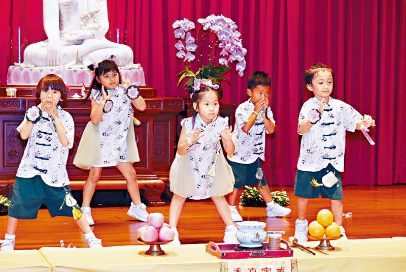 张梅桂幼儿园小朋友们展现活泼可爱的舞蹈表演,为活动揭开序幕。 张梅桂幼儿园小朋友们展现活泼可爱的舞蹈表演,为活动揭开序幕。