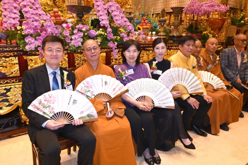 为今届荷花届而制作的古典折扇,既雅致又实用。.jpg 为今届荷花届而制作的古典折扇,既雅致又实用。.jpg