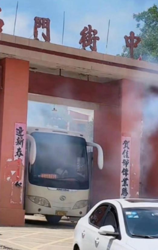 涉事旅巴载学生前往中考时摄。 涉事旅巴载学生前往中考时摄。