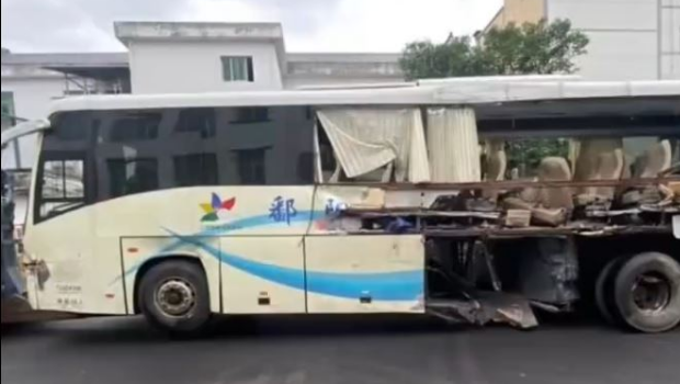 旅巴半截车身被削去。 旅巴半截车身被削去。