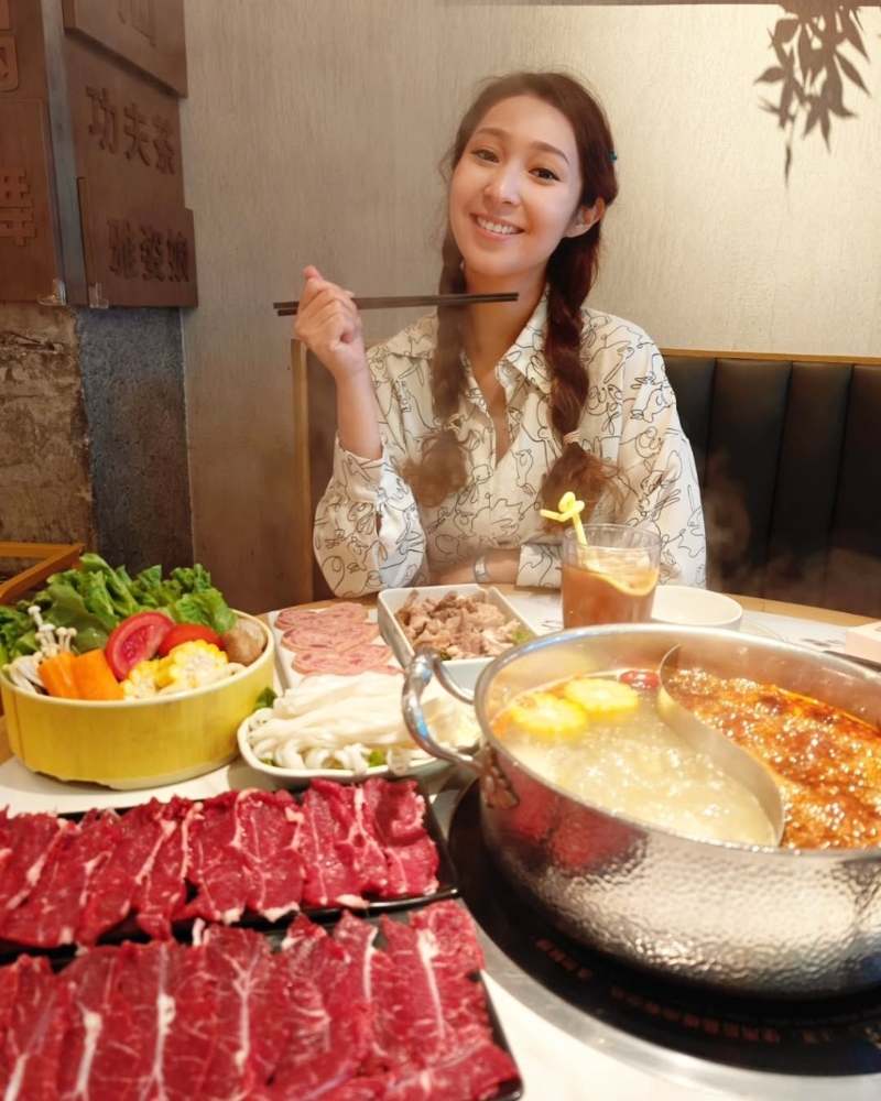 阿七吴嘉仪食一餐丰盛嘅火锅,有如充电。 阿七吴嘉仪食一餐丰盛嘅火锅,有如充电。