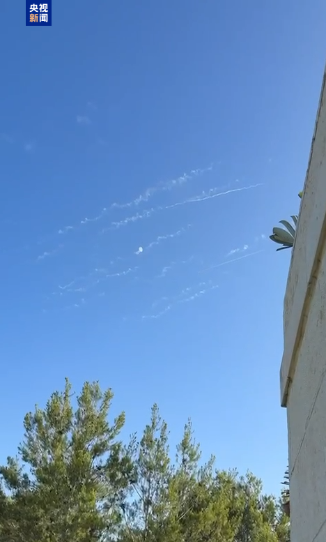 以色列12频道发布的防空系统拦截画面 以色列12频道发布的防空系统拦截画面