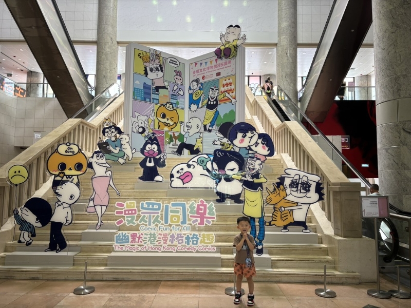 11组不同年代的幽默漫画人物,包括老夫子、牛仔、 寿星仔、哨牙珍、Q小子、老少女、癫噹、丁丁企鹅、 大麻成、IT男与艺术女,以及大大与小妹登场展览。 11组不同年代的幽默漫画人物,包括老夫子、牛仔、 寿星仔、哨牙珍、Q小子、老少女、癫噹、丁丁企鹅、 大麻成、IT男与艺术女,以及大大与小妹登场展览。