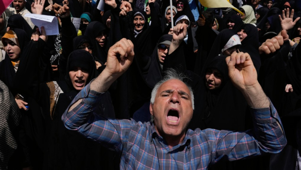 伊朗民众日前抗议以色列对该国多个城市发动袭击。 伊朗民众日前抗议以色列对该国多个城市发动袭击。