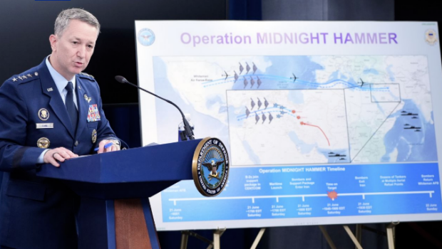 美军参谋长联席会议主席凯恩介绍美军行动。 美军参谋长联席会议主席凯恩介绍美军行动。