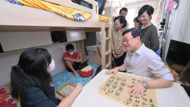 他指无论是特首以至司局长均有亲自落区探访住户,对市民抱有同理心。 他指无论是特首以至司局长均有亲自落区探访住户,对市民抱有同理心。