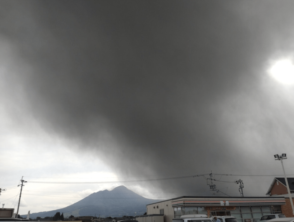 位于日本鹿儿岛县和宫崎县交界地区的新燃岳火山喷发,火山灰柱高达500米。 位于日本鹿儿岛县和宫崎县交界地区的新燃岳火山喷发,火山灰柱高达500米。