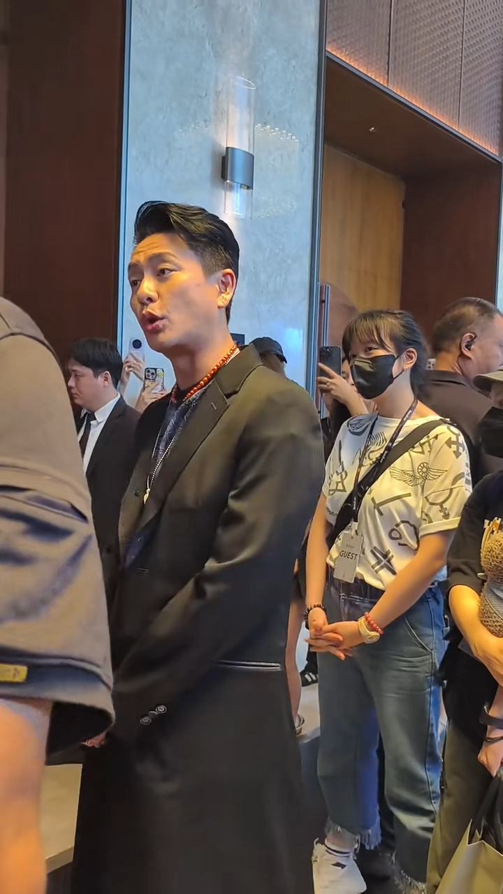 黄宗泽现身活动时被包围。 黄宗泽现身活动时被包围。