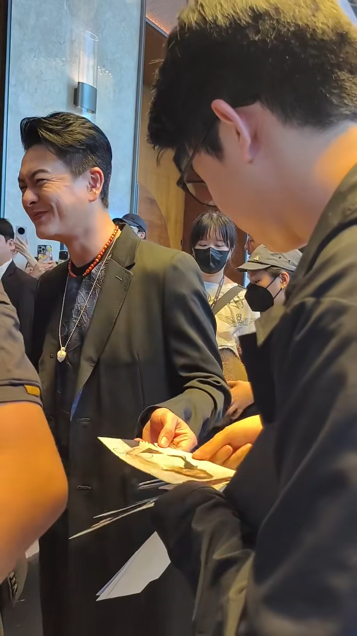 黄宗泽的鱼尾纹长到去魂精。 黄宗泽的鱼尾纹长到去魂精。