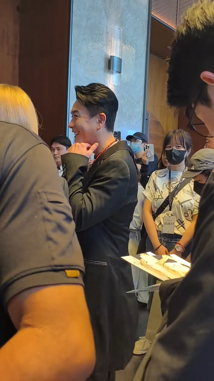 黄宗泽笑容满脸。 黄宗泽笑容满脸。