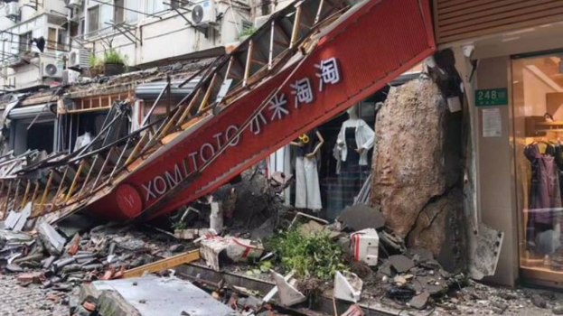 上海商业街店铺招牌突然坍塌。宁波晚报 上海商业街店铺招牌突然坍塌。宁波晚报
