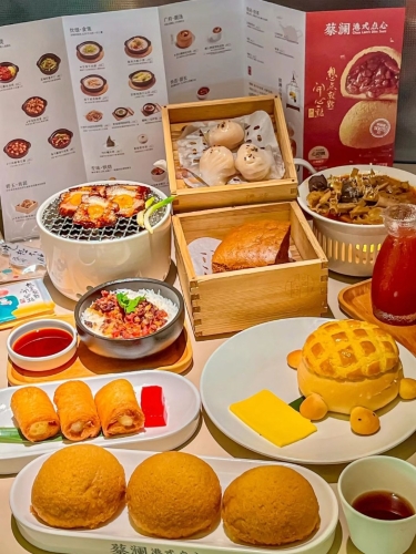 2. 蔡澜港式点心 由美食家蔡澜于2017年创立,在内地有多间分店,主打港式口味点心,在传承古法点心的基础上大胆创新。(图片来源:小红书@薛夫人小仙女) 2. 蔡澜港式点心 由美食家蔡澜于2017年创立,在内地有多间分店,主打港式口味点心,在传承古法点心的基础上大胆创新。(图片来源:小红书@薛夫人小仙女)