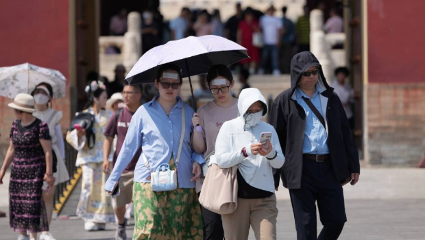 北京天坛公园,许多游客撑伞抵挡烈日照射。 北京天坛公园,许多游客撑伞抵挡烈日照射。