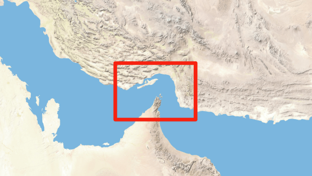 霍尔木兹海峡被视为全球能源交通的“咽喉”,位于阿曼和伊朗之间,连接了波斯湾与阿曼湾,是海湾地区石油输往世界各地的唯一海上通道。 霍尔木兹海峡被视为全球能源交通的“咽喉”,位于阿曼和伊朗之间,连接了波斯湾与阿曼湾,是海湾地区石油输往世界各地的唯一海上通道。