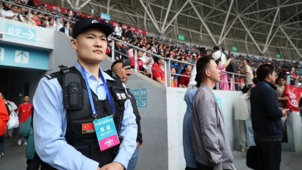 有不法分子在球场制造混乱,企图乘机进入看霸王波。江苏警方 有不法分子在球场制造混乱,企图乘机进入看霸王波。江苏警方