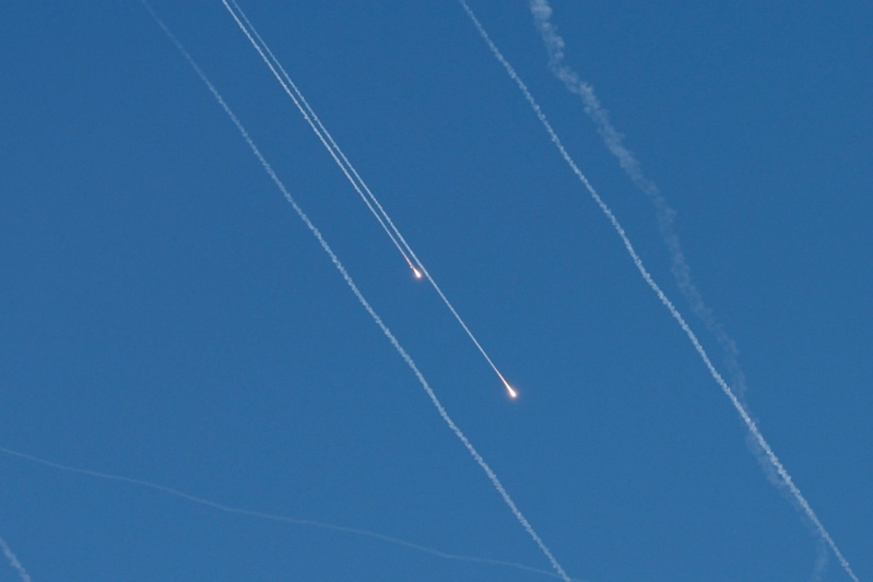 画面为伊朗22日上午朝以色列发射飞弹,飞弹飞越约旦河西岸上空。路透社 画面为伊朗22日上午朝以色列发射飞弹,飞弹飞越约旦河西岸上空。路透社