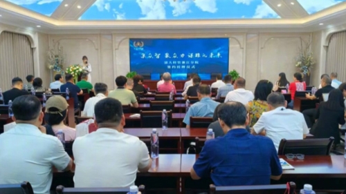 曹玉磊当日以清华大学经管学院院长出席活动。 大皖新闻 曹玉磊当日以清华大学经管学院院长出席活动。 大皖新闻