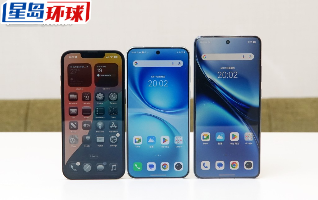 6.31吋的X200 FE(中)机身比6.78吋的X200 Pro(右)短小一截,屏幕则比iPhone 16e(左)的6.1吋大一点。.jpg 6.31吋的X200 FE(中)机身比6.78吋的X200 Pro(右)短小一截,屏幕则比iPhone 16e(左)的6.1吋大一点。.jpg