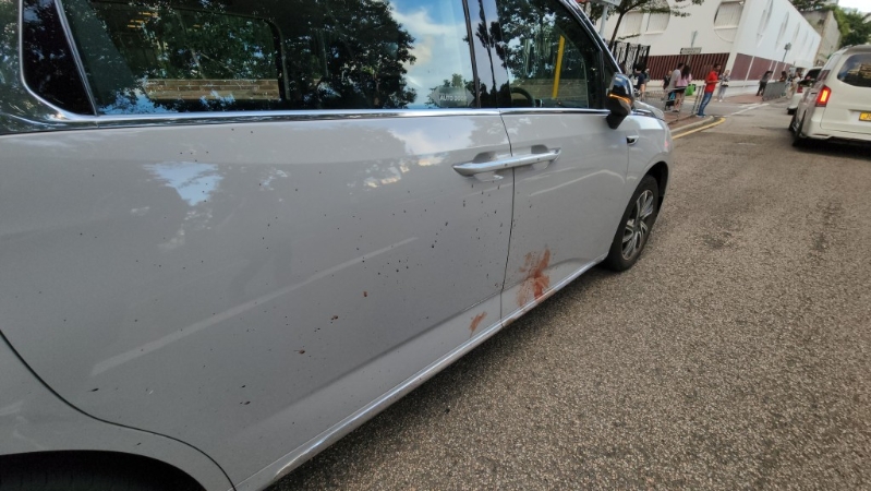 有人体组织溅中七人车。 有人体组织溅中七人车。