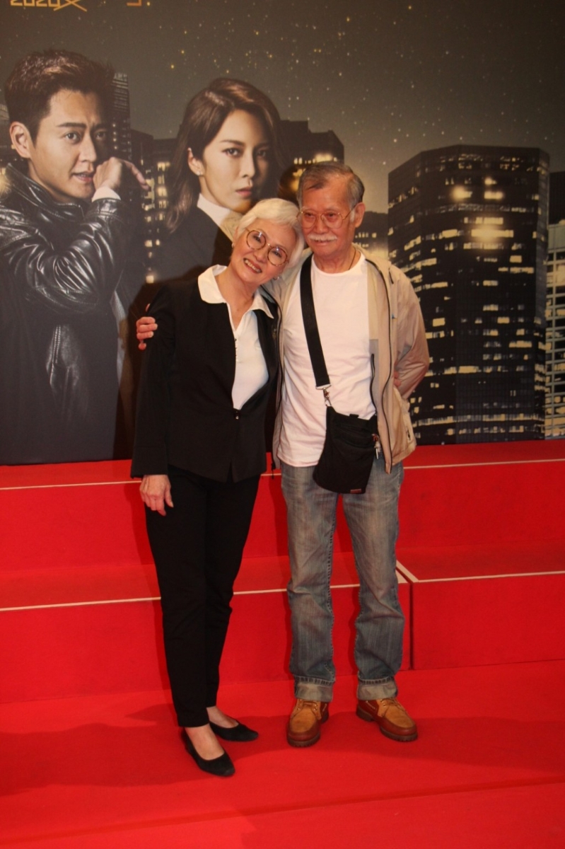 唐佳与雪妮是行内公认的恩爱夫妻。 唐佳与雪妮是行内公认的恩爱夫妻。