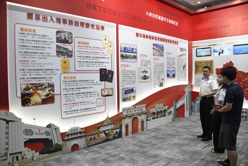 《使命》展示馆向参观者展示国家出入境移民管理的发展和奋斗历史,以及入境处守护国家南大门的重要使命等资料。 《使命》展示馆向参观者展示国家出入境移民管理的发展和奋斗历史,以及入境处守护国家南大门的重要使命等资料。