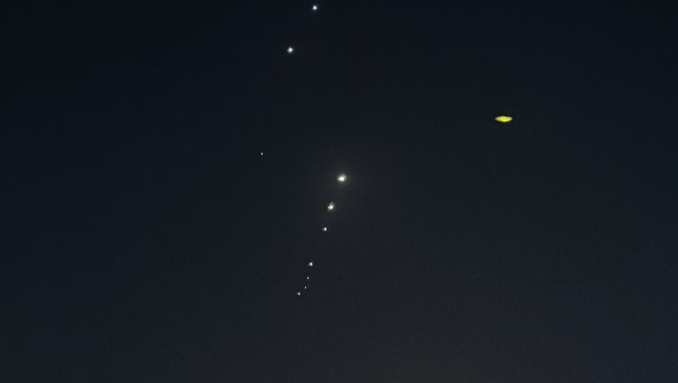 卡塔尔首都多哈上空23日可见伊朗发射的导弹 卡塔尔首都多哈上空23日可见伊朗发射的导弹