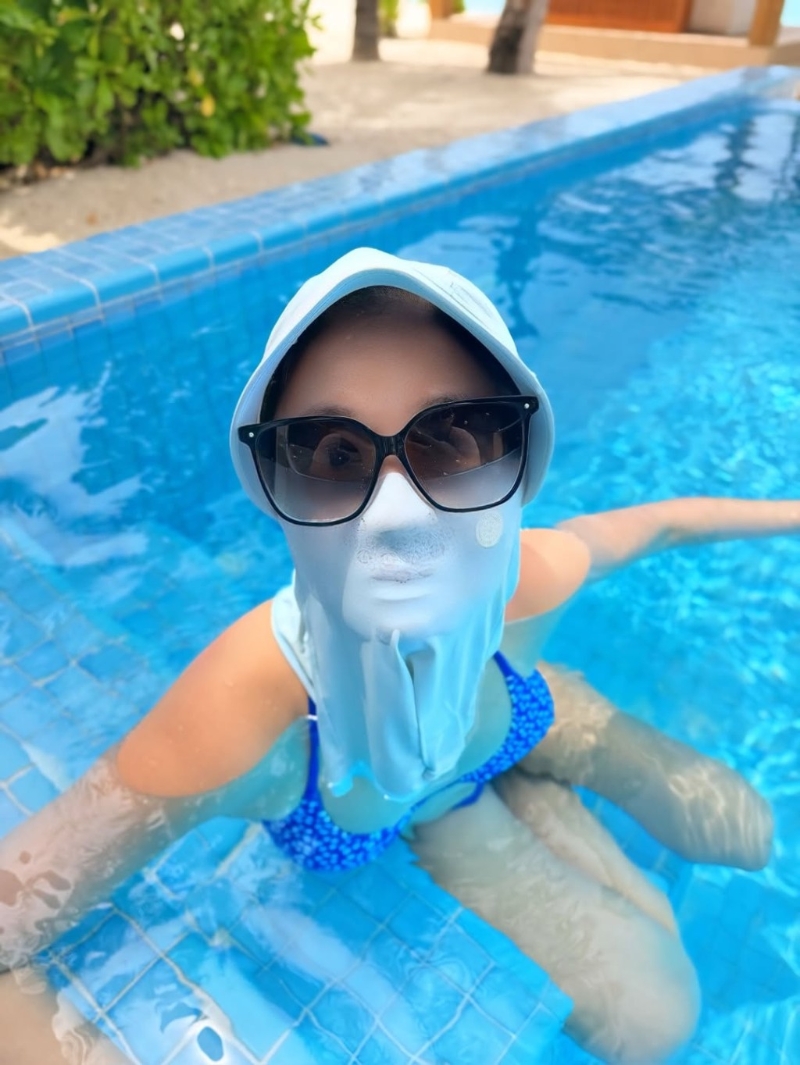 林心如戴防晒头套,造型趣怪。 林心如戴防晒头套,造型趣怪。