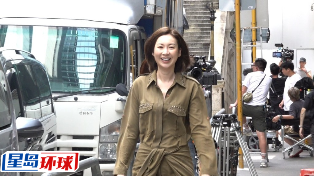 日前《星岛》独家捕获她为新剧《重案解密》进行外景拍摄。 日前《星岛》独家捕获她为新剧《重案解密》进行外景拍摄。