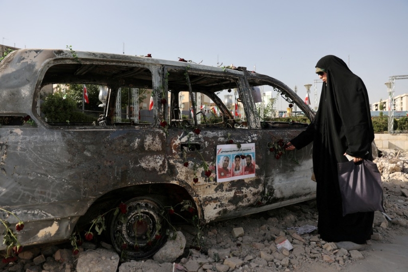 德黑兰有汽车在空袭中损毁。 德黑兰有汽车在空袭中损毁。