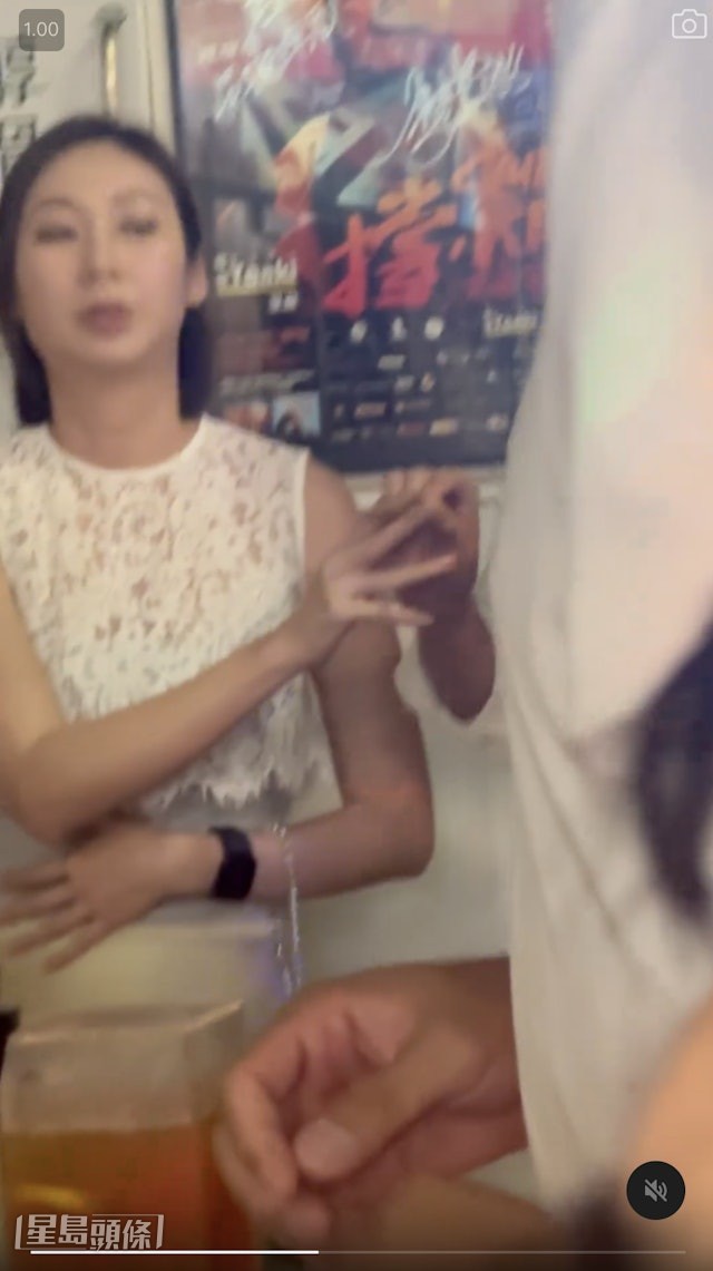 庄思敏说手上係一支雪茄仔。 庄思敏说手上係一支雪茄仔。