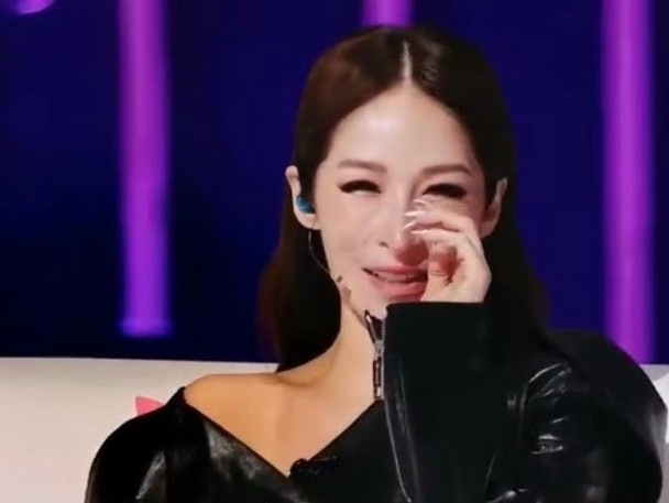 萧亚轩提起曾因母亲病重,哭到失声不能上台。 萧亚轩提起曾因母亲病重,哭到失声不能上台。