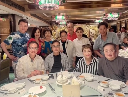 伍卫国(前排左2)近日于明星饭局中罕现身。 伍卫国(前排左2)近日于明星饭局中罕现身。