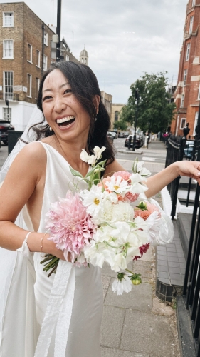 苗彤笑得好灿烂。 苗彤笑得好灿烂。