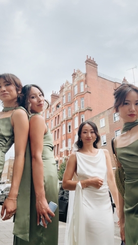 苗彤在IG公开一辑婚纱照,更见到多位疑姊妹团入镜。 苗彤在IG公开一辑婚纱照,更见到多位疑姊妹团入镜。