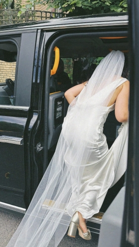 苗彤的婚纱照还有花絮。 苗彤的婚纱照还有花絮。