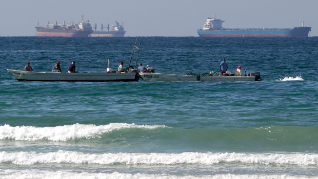 这张摄于2012年1月19日的资料照片中,可见阿拉伯联合大公国拉斯海玛(Ras Al Khaimah)外海、荷姆兹海峡南侧,一排渔船停泊在油轮前方。 这张摄于2012年1月19日的资料照片中,可见阿拉伯联合大公国拉斯海玛(Ras Al Khaimah)外海、荷姆兹海峡南侧,一排渔船停泊在油轮前方。
