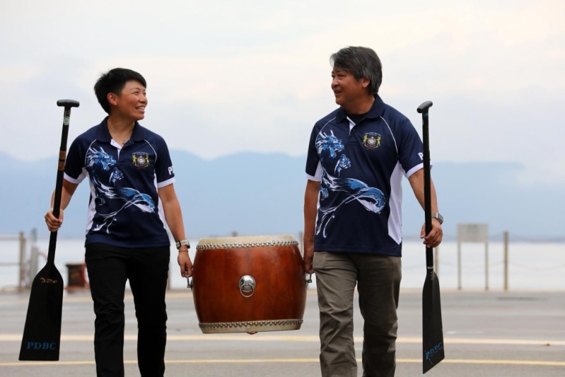 叶耀熙(右)和林沛祺(左)均加入警察龙舟会多年,积极参与本地及海外比赛,并为慈善活动出力。 叶耀熙(右)和林沛祺(左)均加入警察龙舟会多年,积极参与本地及海外比赛,并为慈善活动出力。