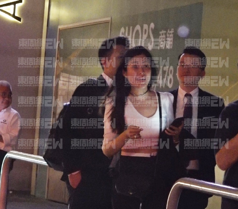 《东周刊》直击周家蔚与三男夜蒲。 《东周刊》直击周家蔚与三男夜蒲。